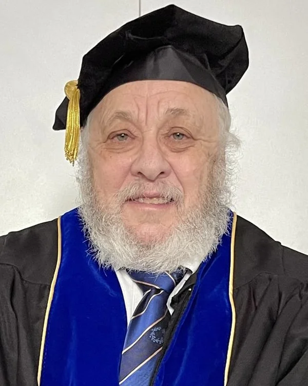 ד"ר ברק סלקוף בגלימת דוקטורט